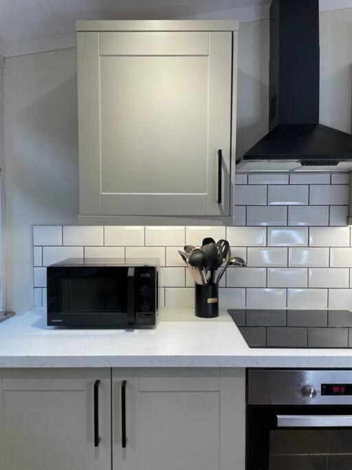 New Luxury For 2024 - Central Plymouth House - Sleeps 10 - Access To Plymouth Town - Close To The Barbican - Pets Welcome - Parking Available - By Luxe Living By Sophia Esterno foto