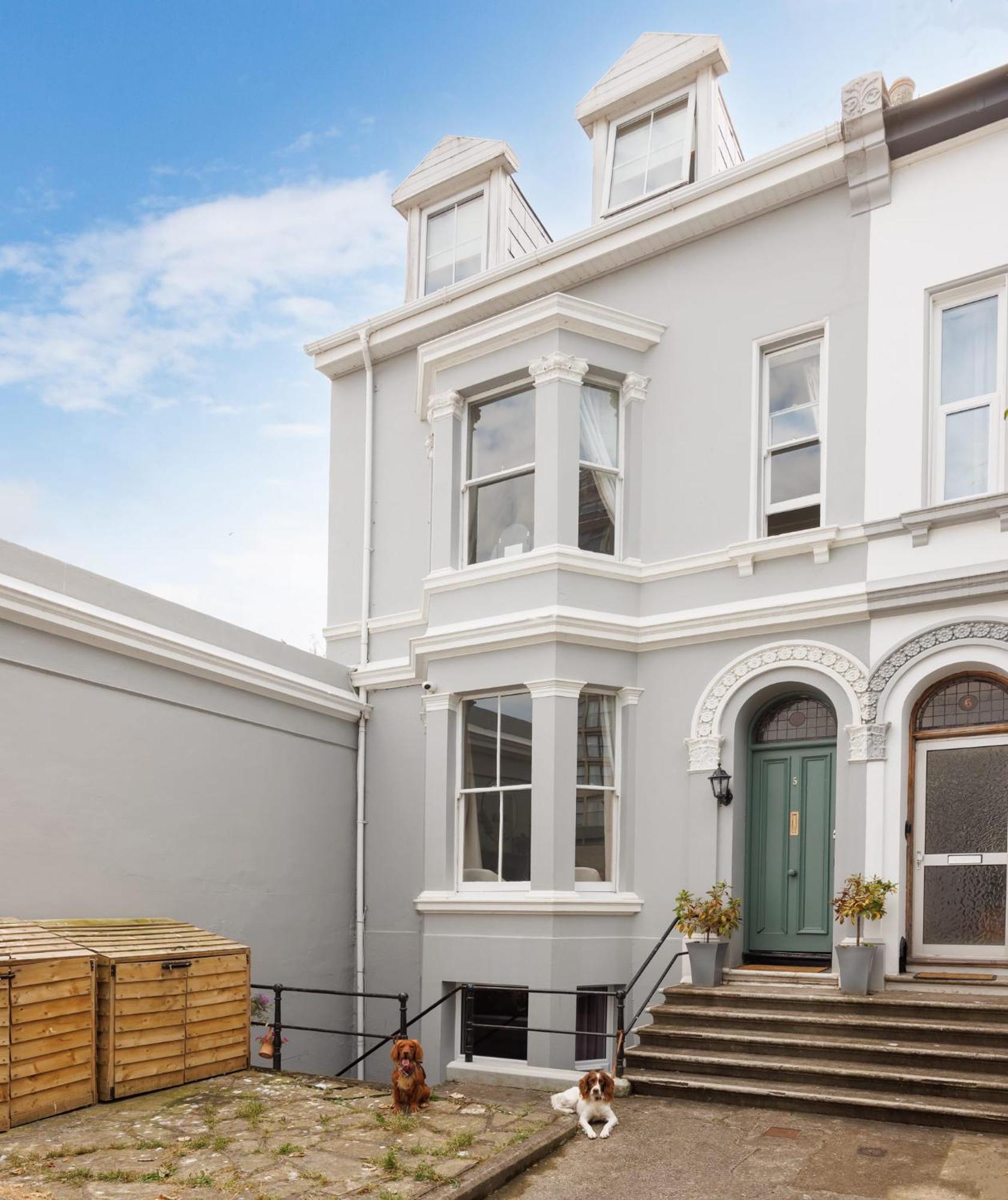 New Luxury For 2024 - Central Plymouth House - Sleeps 10 - Access To Plymouth Town - Close To The Barbican - Pets Welcome - Parking Available - By Luxe Living By Sophia Esterno foto