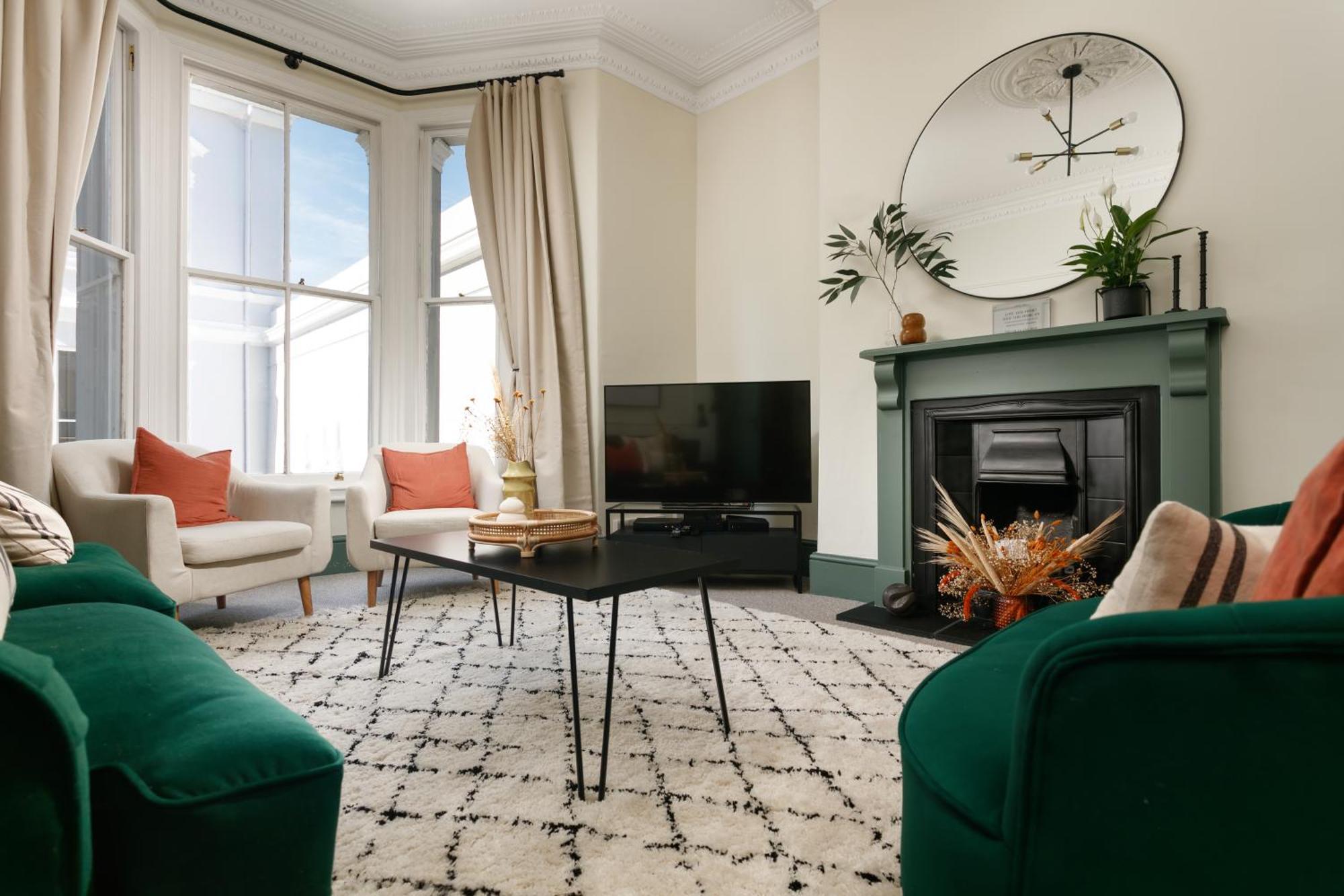 New Luxury For 2024 - Central Plymouth House - Sleeps 10 - Access To Plymouth Town - Close To The Barbican - Pets Welcome - Parking Available - By Luxe Living By Sophia Esterno foto