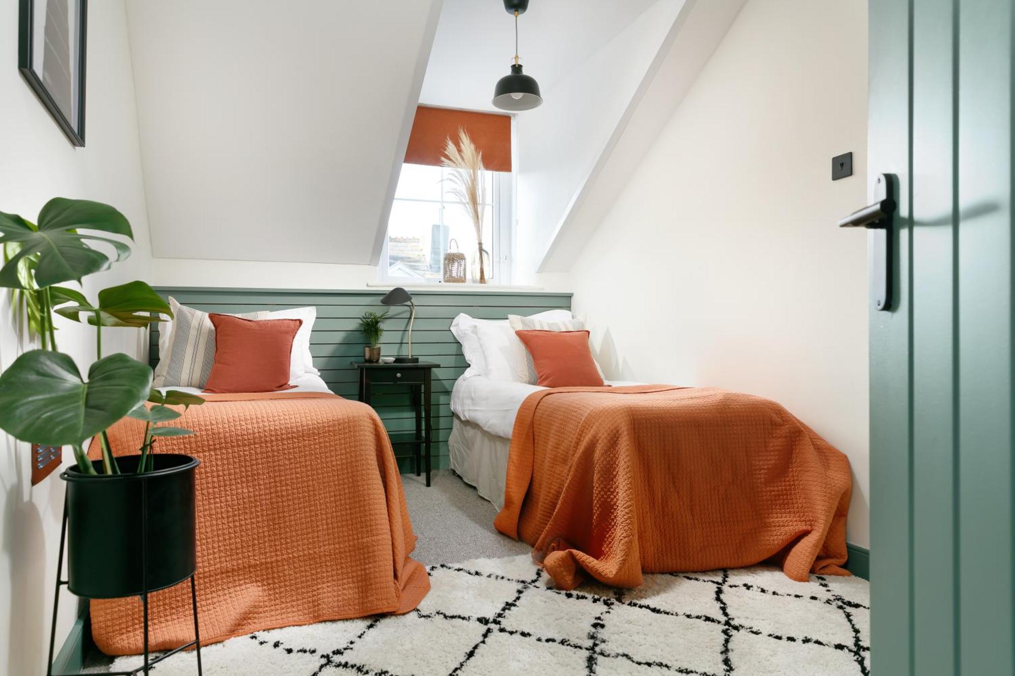 New Luxury For 2024 - Central Plymouth House - Sleeps 10 - Access To Plymouth Town - Close To The Barbican - Pets Welcome - Parking Available - By Luxe Living By Sophia Esterno foto