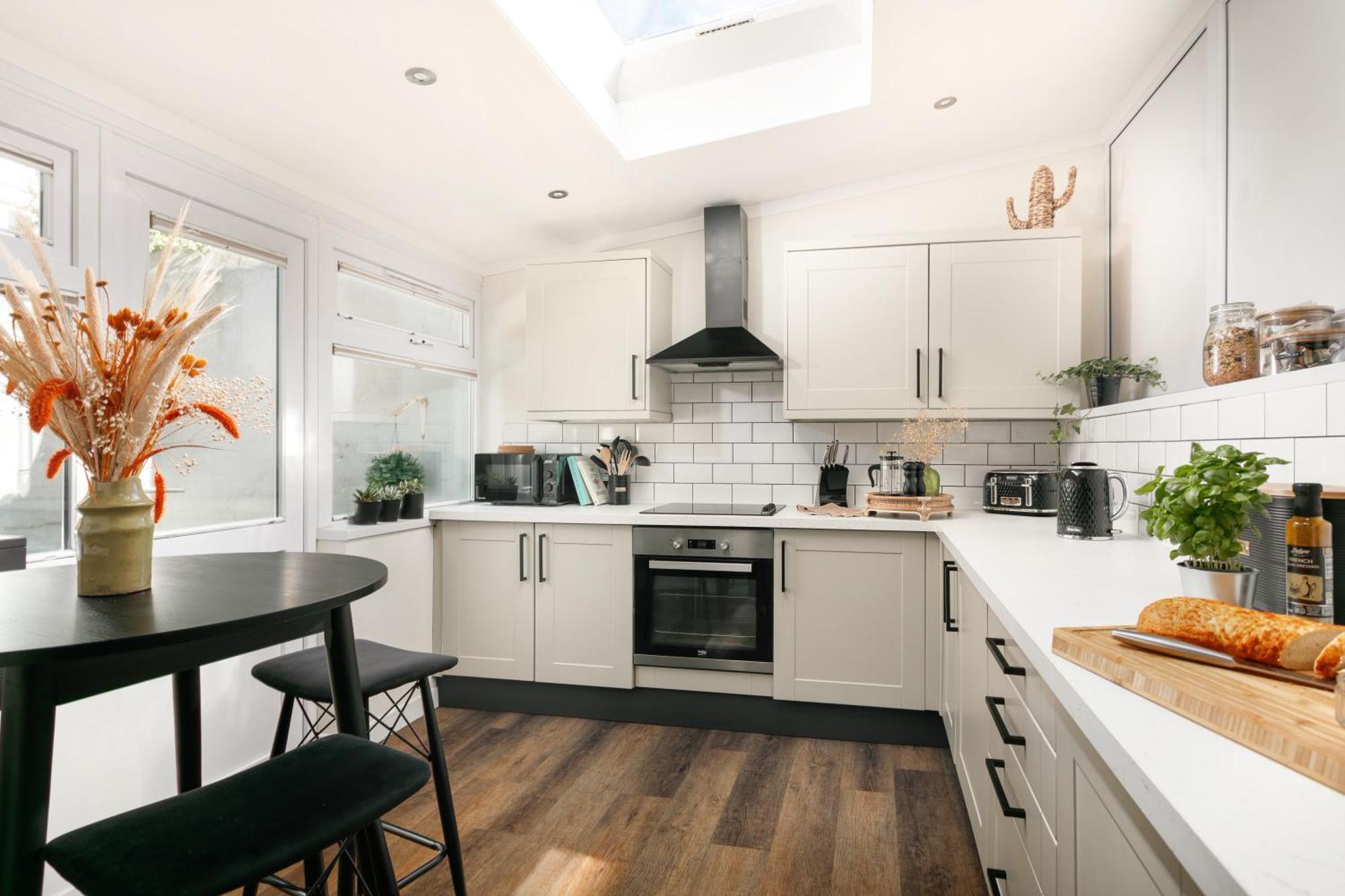 New Luxury For 2024 - Central Plymouth House - Sleeps 10 - Access To Plymouth Town - Close To The Barbican - Pets Welcome - Parking Available - By Luxe Living By Sophia Esterno foto
